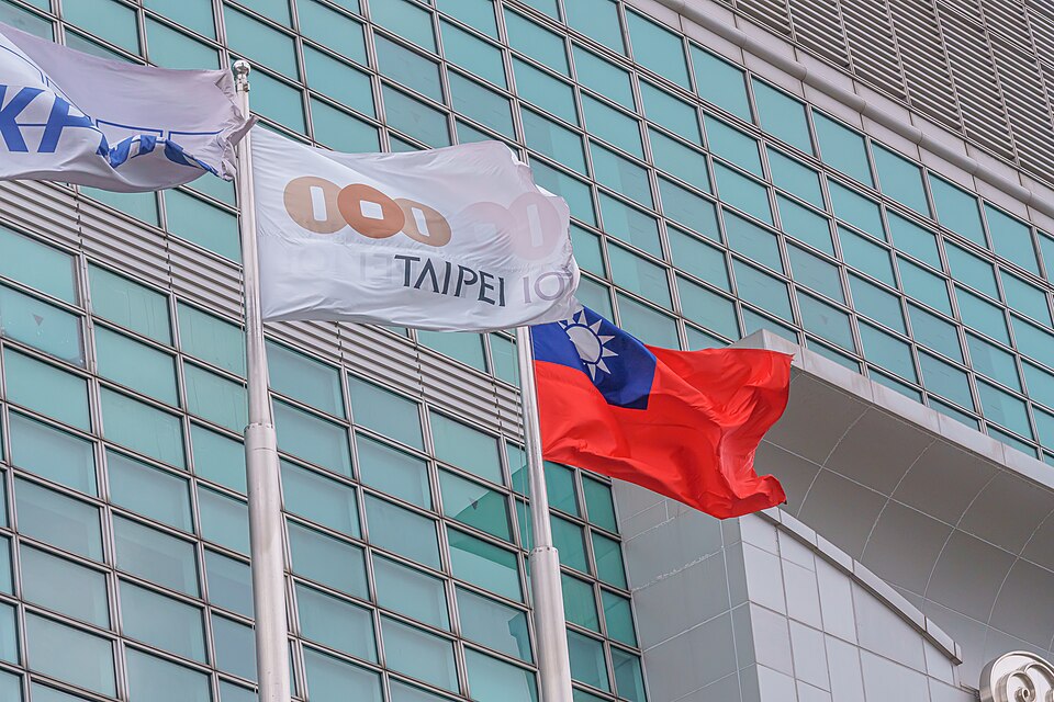 Flag of Taipei Financial Center Corporation and Nature flag of ROC (Taiwan)
