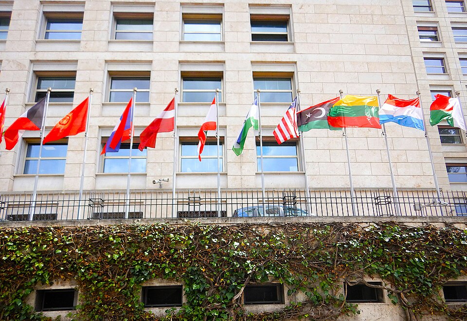 Bandiere dal mondo, edifici sede della Organizzazione delle Nazioni Unite per l'alimentazione e l'agricoltura (FAO) a Roma